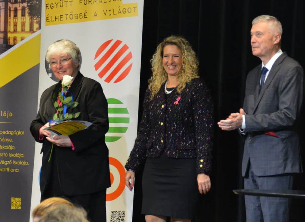 20petrozsenyi eszter a dijjal 1024x745 1