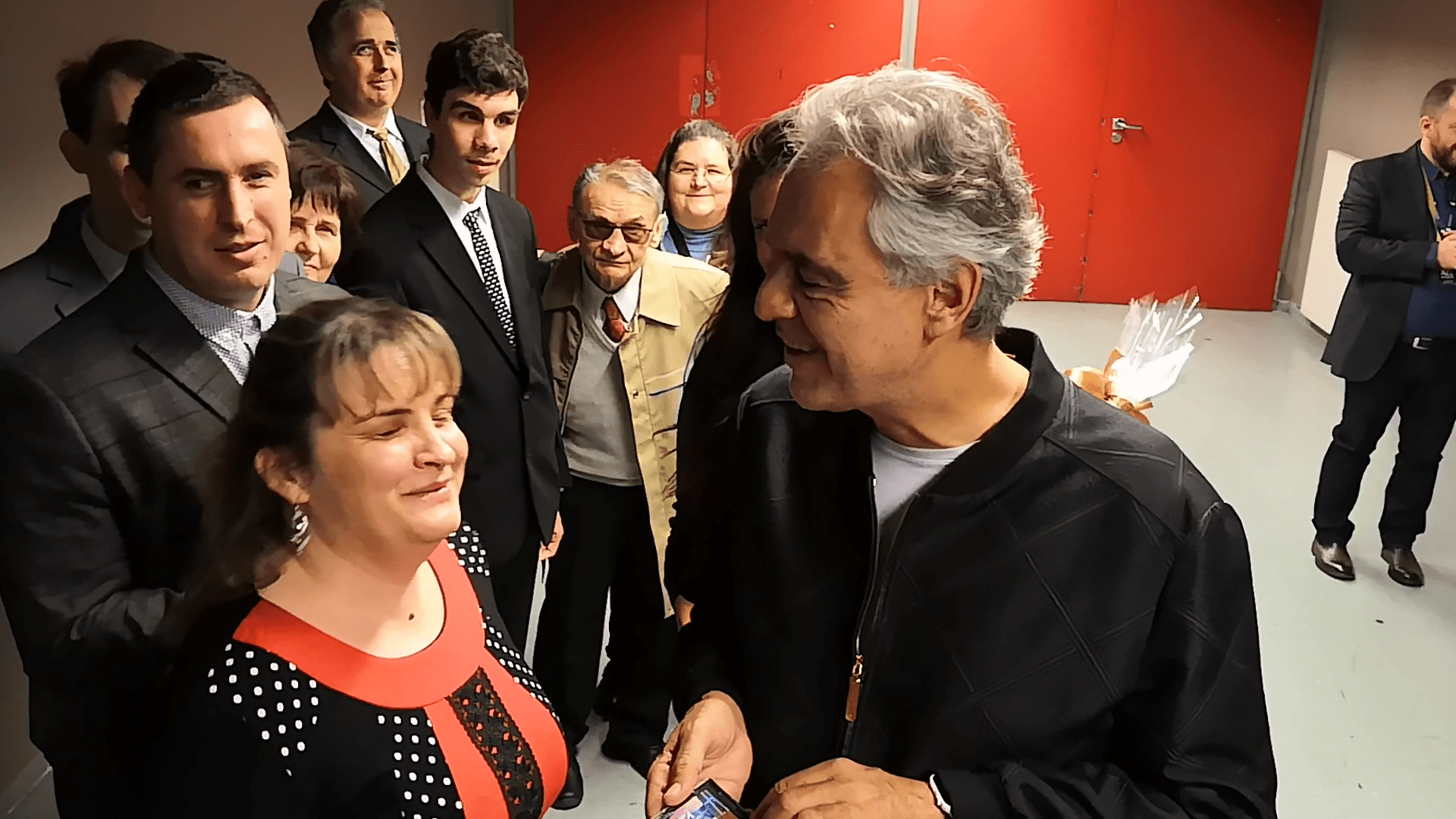 Andrea Bocelli, Máj Kriszta a képen, Bocelli olvassa a Braille-feliratot