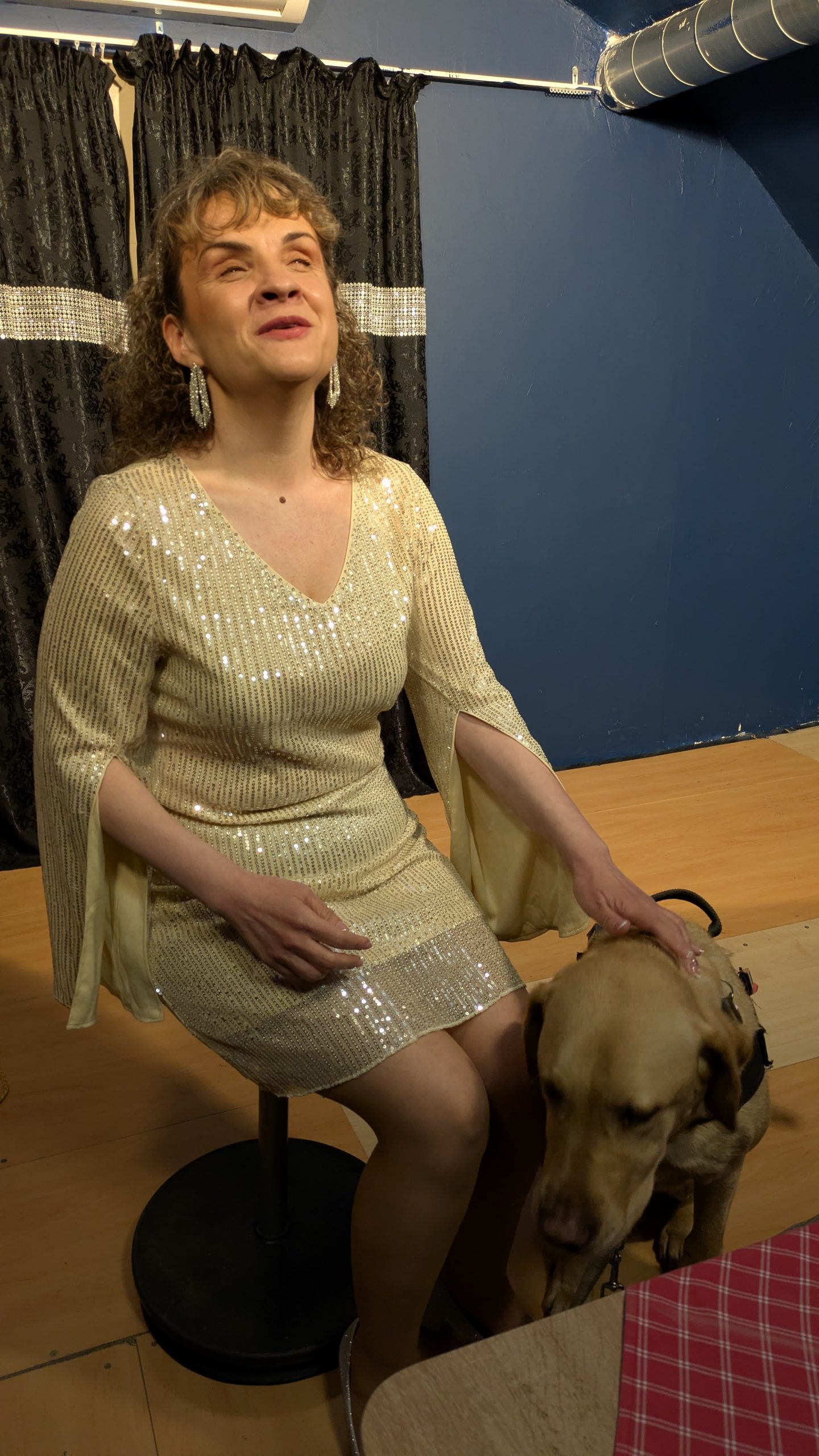 Kriszta a színpadon alexa vakvezető kutyájával