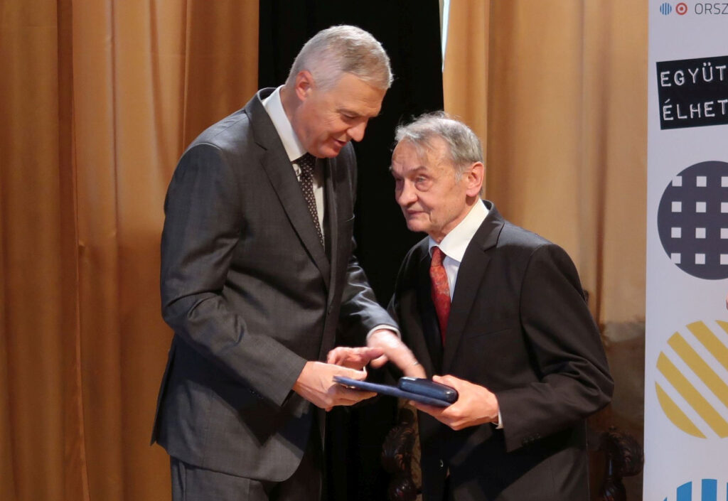 Nemeth tamas atveszi a dijat 2021 ben nagy sandortol 1024x705 1