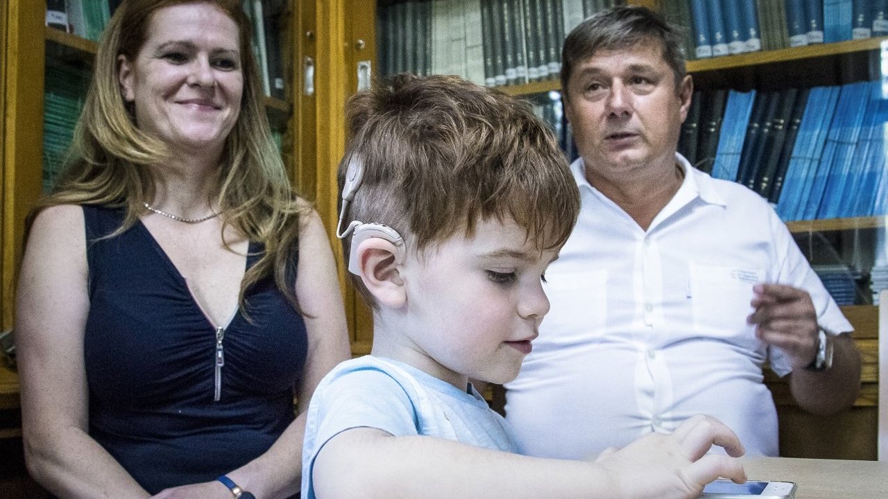 Szegeden kapott esélyt a teljes életre az olimpiai bajnok kisfia - A hallássérült Áron hamarosan megtanul beszélni is.jpg