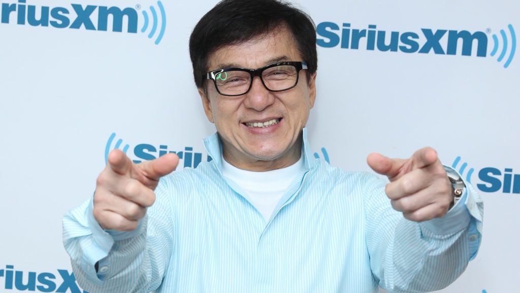 Jackie Chan mozgássérülteknek adományozta könyvét.jpg