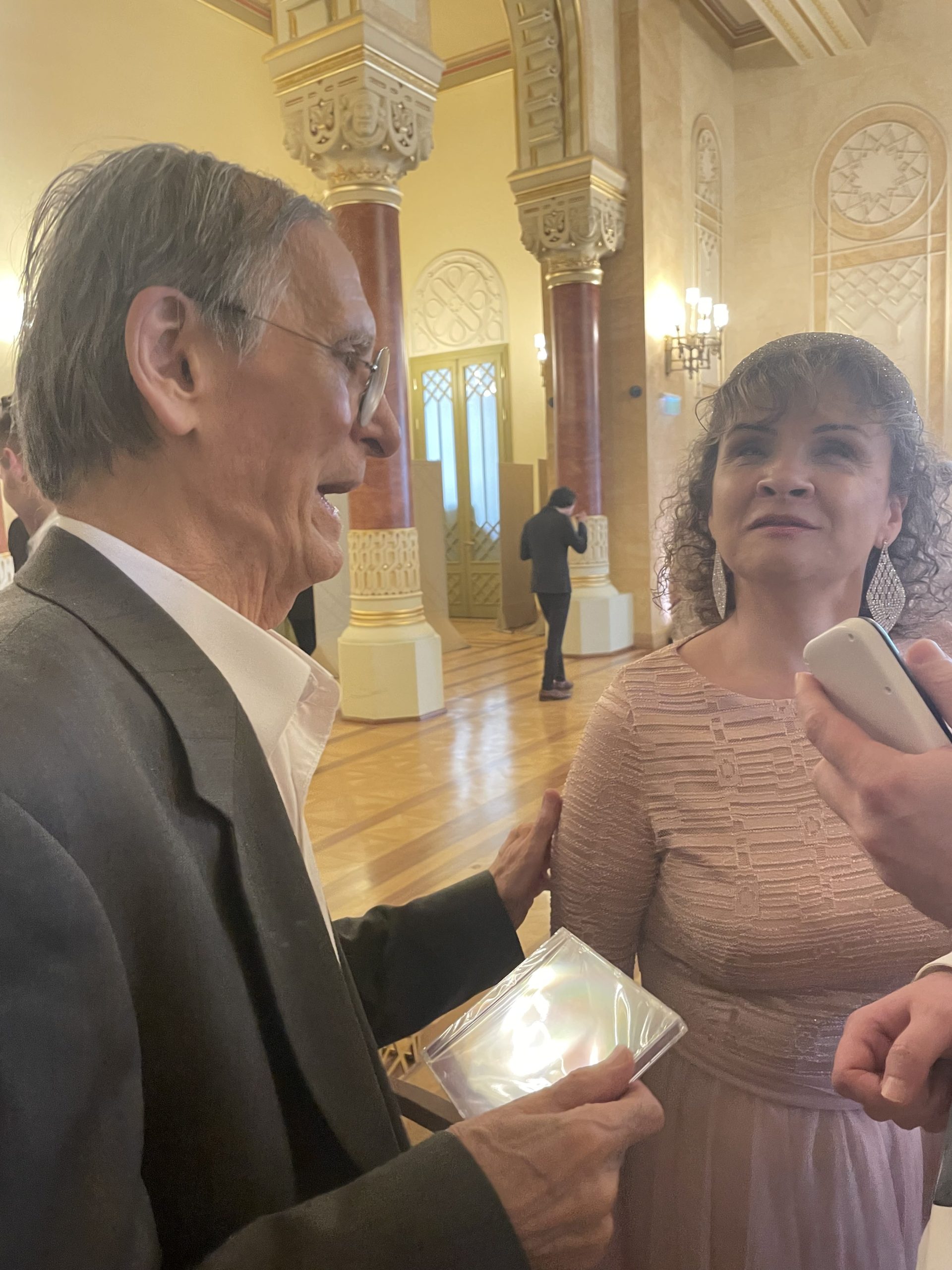 Tímár péter kezében kriszta cd je, pille interjú, kriszta középen